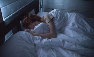 A është e shëndetshme të flesh në errësirë të plotë?