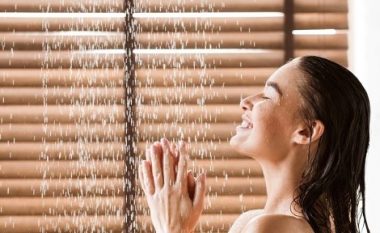 A ju vijnë ide të shkëlqyera sa herë që bëni dush? Përse ndodh