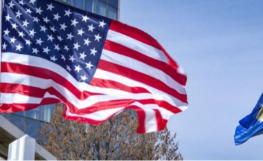 Ambasada amerikane: Kosova dhe Serbia të ndërmarrin hapa për të ulur tensionet, të shtyhet vendimi për targat
