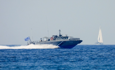 Mbytet anija në Greqi, shpëtojnë vetëm 8 persona, 60 të zhdukur