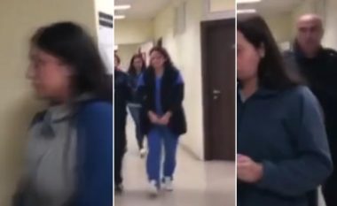 Dhunuan dhe filmuan të moshuarën në Pejë, momenti kur infermieret me pranga në duar hyjnë në sallën e gjyqit (VIDEO)