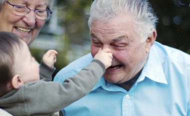 Kujdesi për nipërit dhe mbesat, ja si ndikon në shëndetin mendor të gjyshërve