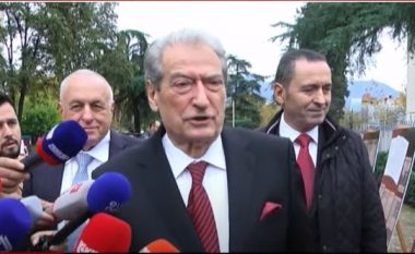 Mbledhja për 110 vjetorin e Pavarësisë, Berisha jashtë Kuvendit: Do të doja një stendë të zezë ku të vendoseshin Enver Hoxha dhe Edi Rama