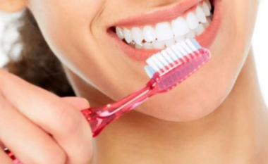 Paralajmëron eksperti: Ky është gabimi më i madh që bëni kur lani dhëmbët
