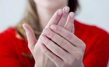 Çfarë tregon mpirja e duarve gjatë gjumit për shëndetin tuaj?