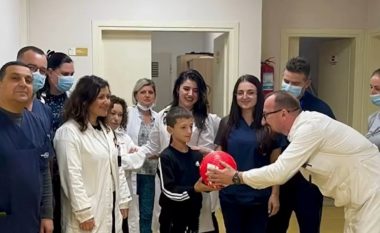 Djaloshi përfundoi me sukses radioterapinë, stafi mjekësor në Tiranë i dhuron topin me firmën e CR7