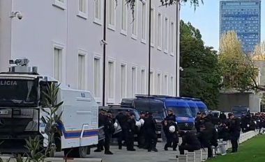 PROTESTA/ Kryeministria rrethohet nga Forcat Speciale, “ndizet” Bulevardi: Ja sa pritet të zgjasë tubimi dhe sa folës do t’i drejtohen qytetarëve