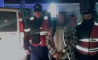 U kapën duke transportuar 13 emigrantë të paligjshëm, në pranga tre të rinj në Korçë (VIDEO)