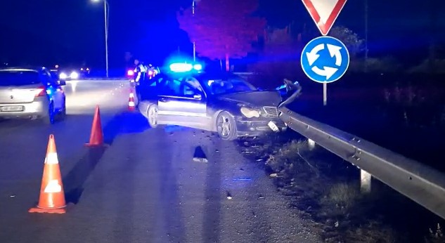 Aksident në aksin Berat-Lushnjë, makina bëhet copë, zhduket shoferi dhe pasagjeri