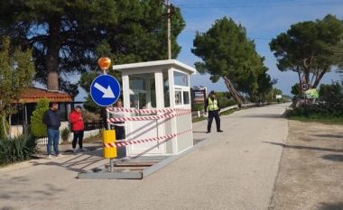 Thyen kabinën në hyrje të parkut kombëtar të Divjakës, arrestohet një person dhe shpallet në kërkim një tjetër