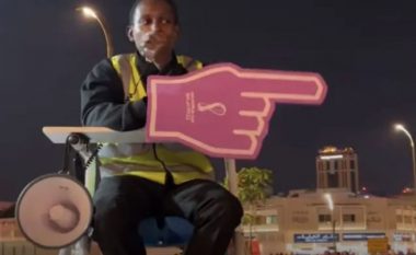 Nga Kenia në Katar, 23-vjeçari bëhet viral për ndihmën që u jep tifozëve gjatë Botërorit (VIDEO)