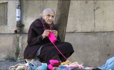 80 vjeçe, nënë Qamilja thur çorape për të bërë bukën e gojës: Qaj nga inati, nuk jetohet kështu