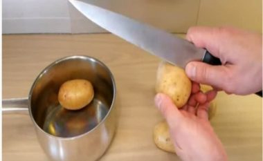Prisni një patate dhe fërkoni pjesën e poshtme të tenxheres, kjo mënyrë do ju ndihmojë për pastrim