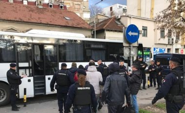 Policia serbe largon migrantët nga rreziku pas të shtënave në kufi me Hungarinë