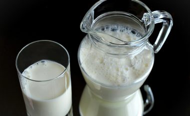 Qumështin e lopës apo qumështin e dhisë? Kë rekomandojnë ekspertët