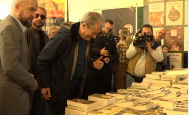 Berisha viziton Panairin e Librit, takohet me qytetarët: Këtu për të denoncuar qëndrimin anti-libër