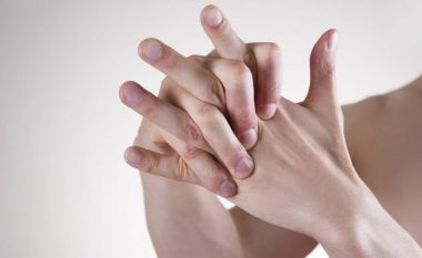 Mjeku ju paralajmëron të hiqni dorë nga ky zakon, pse kërcitja e gishtave është e dëmshme