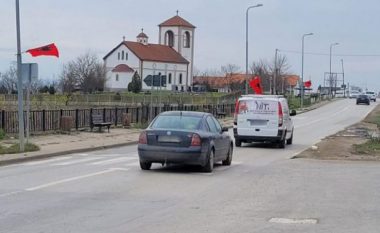 Vendosja e flamujve kombëtarë në Kllokot për nder të 28 Nëntorit, Serbia e quan “provokim”