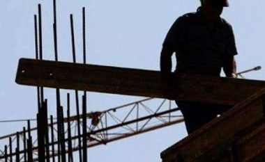E rëndë në Itali, 42-vjeçari shqiptar vdes pasi bie nga çatia ku po punonte