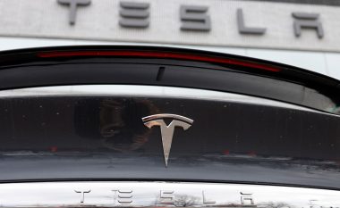 Sërish probleme për Elon Musk, Tesla tërheq nga tregu më shumë se 300,000 automjete