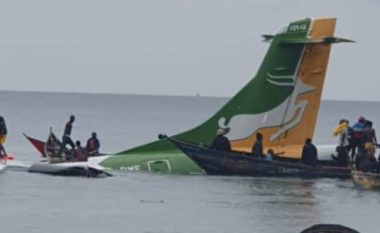 Po fluturonte në kushte të këqija atmosferike, aeroplani rrëzohet në liqenin më të madh të Afrikës