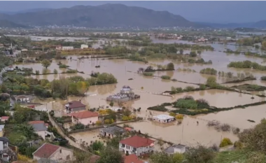 Fshati që përmbytet çdo vit nga shirat në Shkodër, lëvizet vetëm me varka dhe automjete të larta