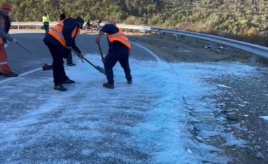 Bllokohet aksi Klos- Bulqizë, xhamat “mbulojnë” asfaltin: Nuk dihet si kanë përfunduar aty