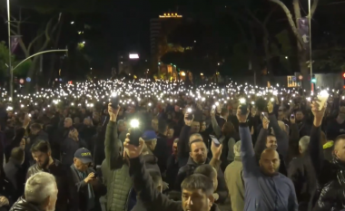 Protesta e opozitës, në Bulevard fiken dritat, protestuesit ndezin dritat e telefonave
