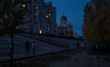 Kievi i “zhytur” në errësirë, kryeministri i Ukrainës: Na duhen urgjent 1 miliardë dollarë për të rivendosur infrastrukturën