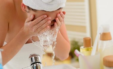 Kujdesi për lëkurën, ekspertja tregon sa shpesh duhet ta lani fytyrën tuaj!