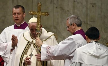 Papa Françesku ndan mesazhin e Krishtlindjeve: Dhimbje për fëmijët e “gllabëruar” nga lufta, varfëria dhe padrejtësia