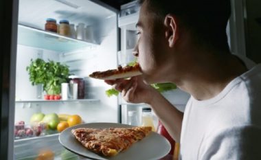 LISTA/ Çfarë ushqimesh mund të hani para gjumit pa pasur frikë se do të shtoni kilogramë