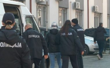 Vrau dhe hodhi në lumë të dashurin në Tetovë, 17-vjeçarja teksa dërgohet në gjykatë pritet me protestë nga shokët e klasës së viktimës