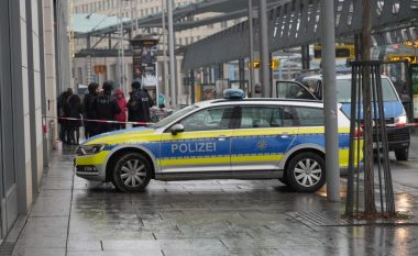 “Tronditet” Gjermania, 40-vjeçari vret nënën dhe merr peng dy persona: Kryebashkiaku anulon pushimet