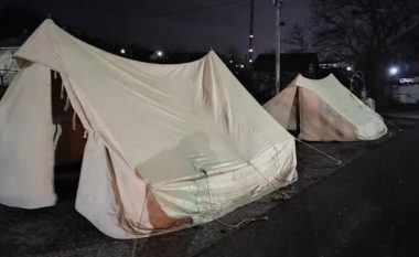 Pas barrikadave, serbët vendosin edhe tenda në veri të Kosovës