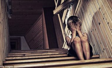E rëndë në Greqi, shokët e klasës abuzuan seksualisht në grup 15-vjeçarin për një muaj rresht