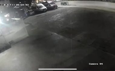 Dy persona me kapuç dhe bidonë me benzinë afrohen qetësisht, momenti kur i vënë flakën 3 mjeteve në Vlorë (VIDEO)