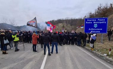 Përleshje mes Policisë dhe protestuesve në anën serbe të Jarinjës (VIDEO)