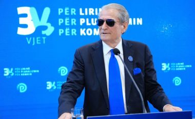 Berisha e mbyll fjalën me thirrje: Azem ti je gjallë! Jetën e japim dhe votën s’e falim