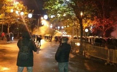 Protesta në Malin e Zi, të rinjtë sulmojnë policinë dhe Kuvendin pas përfundimit të seancës