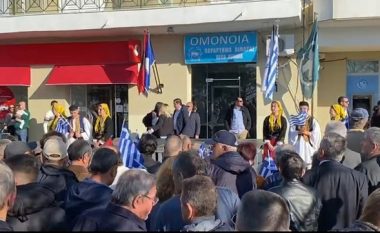 Mitsotakis pritet me flamuj dhe thirrje  nga minoriteti grek: Greqi, Greqi…eja na mbulo edhe ne