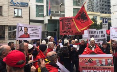 “Jetën e japim, Mitrovicën nuk e japim”, protestë në mbështetje të Kosovës para ambasadës serbe në Tiranë