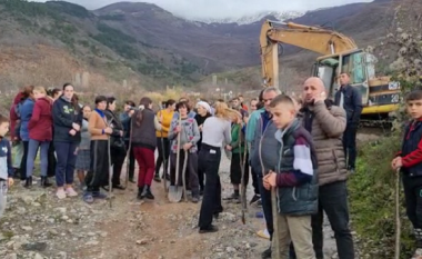 Me kazma e lopata në duar, banorët në Maqellarë protestojnë kundër marrjes së burimit të ujit