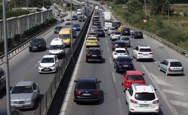 Shqipëria ka numrin më të ulët të automjeteve në Europë, në raport me popullsinë, Benzi bie nga “froni”, kush është makina e preferuar