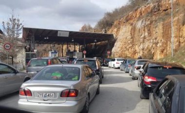 Festat e fundvitit/ Fluks automjetesh në Kapshticë, dogana shqiptare me kapacitet të plotë