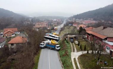 DW: Serbët e Kosovës detyrohen nga Beogradi t’i mbikëqyrin barrikadat