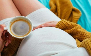 Përse gratë shtatzëna asnjëherë nuk duhet të pijnë çaj ose kafe, ja çfarë i bëjnë bebes