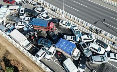 Mjegulla “verbon” drejtuesit e mjeteve në Kinë, mbi 400 makina përfshihen në aksident (VIDEO)