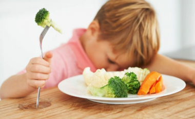 Pesë arsye pse fëmija juaj refuzon të hajë?