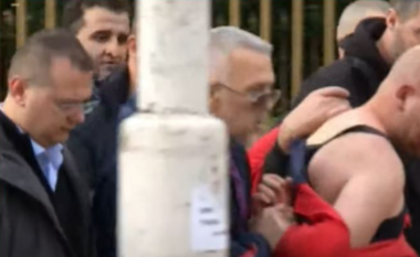 Grushtoi dhe gjakosi Berishën/ Momenti kur Erzen Breçani dorëzon agresorin tek ish-kolegët e tij (VIDEO)